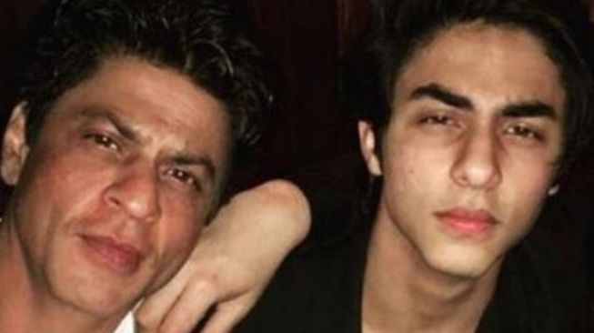 Sha Rukh Khan bersama putranya, Aryan Khan. [Instagram]