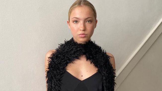 Lila Moss, Putri Model Kate Moss, Pamer Pompa Insulin Saat Berjalan di Catwalk