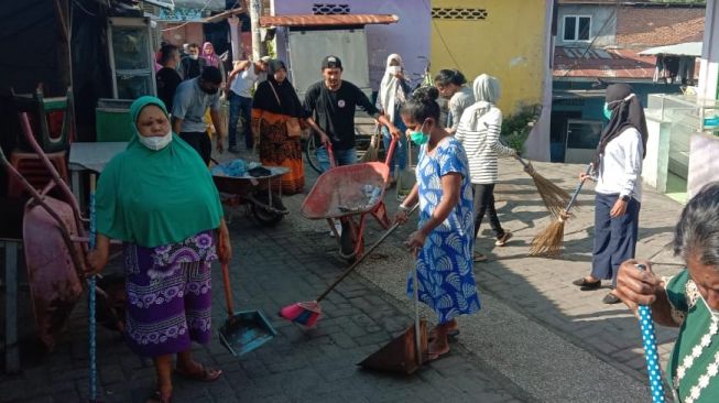 Warga Kampung Sejahtera Gotong Royong Setiap Minggu 