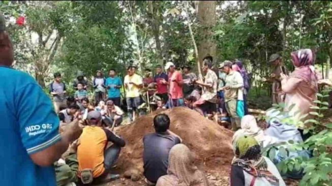 Jerit Tangis Keluarga Warnai Pemakaman Korban Pesta Miras Oplosan