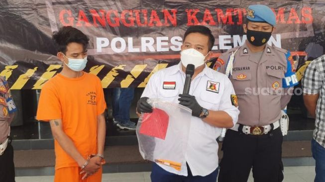 Rilis kasus penganiayaan terhadap anggota TNI yang diselenggarakan di Mapolres Sleman, Selasa (5/10/2021) - (SuaraJogja.id/Hiskia Andika)