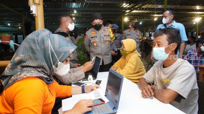 Super Santuy Lur! Potret Warga di Sukoharjo Suntik Vaksin Sambil Wedangan