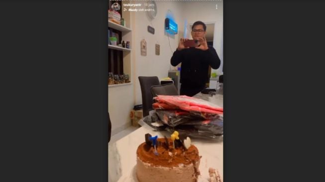 Momen Ria Ricis Kasih Suprise Ultah Ke Teuku Ryan. [Instagram/teukuryantr/riaricis1795]