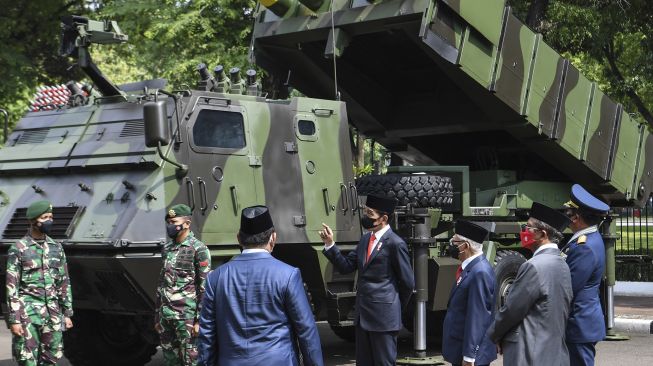 Presiden Joko Widodo (keempat kanan) bersama Wakil Presiden Ma'ruf Amin (ketiga kanan) didampingi Panglima TNI Marsekal TNI Hadi Tjahjanto (kanan) dan Menteri Pertahanan Prabowo Subianto (kelima kanan) meninjau alutsista yang dipamerkan usai memimpin upacara peringatan HUT TNI ke-76 di depan Istana Merdeka, Jakarta, Selasa (5/10/2021). ANTARA FOTO/Hafidz Mubara