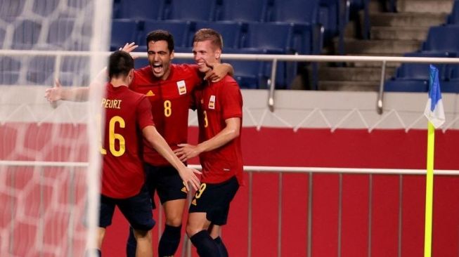 Gelandang timnas Spanyol, Mikel Merino (tengah), merayakan golnya bersama Pedri (kiri) dan Dani Olmo (kanan), dalam pertandingan melawan Argentina pada laga pamungkas Grup C Olimpiade Tokyo 2020 di Saitama Stadium, Rabu (28/7/2021). (dok AFP/AYAKA NAITO)