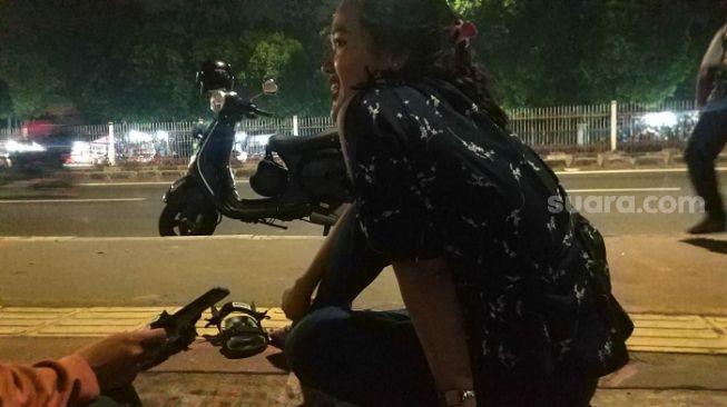 Rama, biduanita dangdut gerobak saat diwawancarai Suara.com di kawasan Jatinegara, Jaktim. (Suara.com/Yaumal)