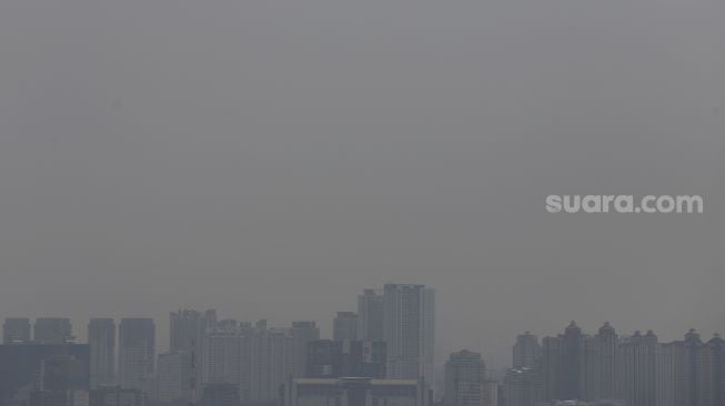 Kabut polusi udara menyelimuti gedung-gedung di Jakarta, Selasa (5/10/2021). [Suara.com/Angga Budhiyanto]