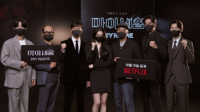 Han So Hee bersama bintang lain yang terlibat di serial My Name saat menggelar konferensi pers virtual, Selasa (5/10/2021) [Netflix]