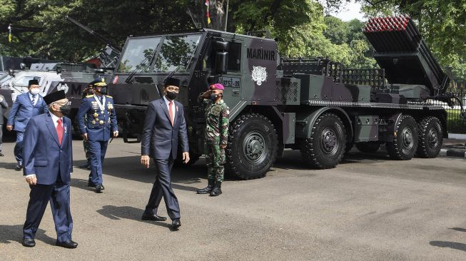 Presiden Joko Widodo (keempat kiri) bersama Wakil Presiden Ma'ruf Amin (kedua kiri) didampingi Panglima TNI Marsekal TNI Hadi Tjahjanto (ketiga kiri) dan Menteri Pertahanan Prabowo Subianto (kiri) meninjau alutsista yang dipamerkan usai memimpin upacara peringatan HUT TNI ke-76 di depan Istana Merdeka, Jakarta, Selasa (5/10/2021).  ANTARA FOTO/Hafidz Mubarak