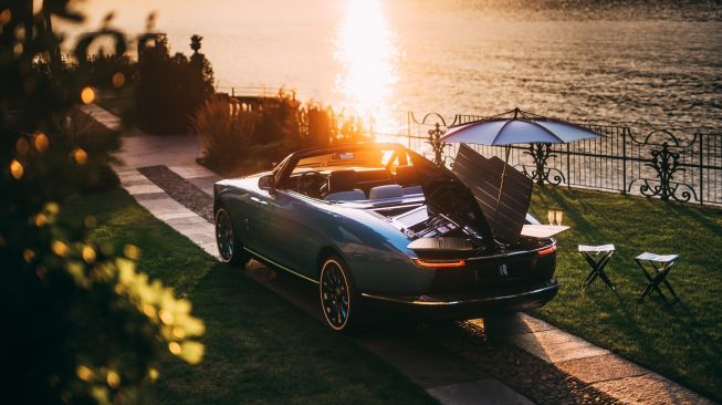 Concorso dEleganza Villa dEste di tepian Danau Como, Italia baru saja berakhir. Tampak Rolls-Royce Boat Tail  [Rolls-Royce Motor Cars].
