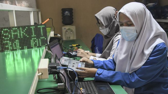 Sejumlah Pelajar SMK Telekomunikasi Telesandi menyelesaikan proses pembuatan alat pengukur suhu tubuh yang diberi nama tels meter, Tambun, Kabupaten Bekasi, Jawa Barat, Selasa (5/10/2021). ANTARA FOTO