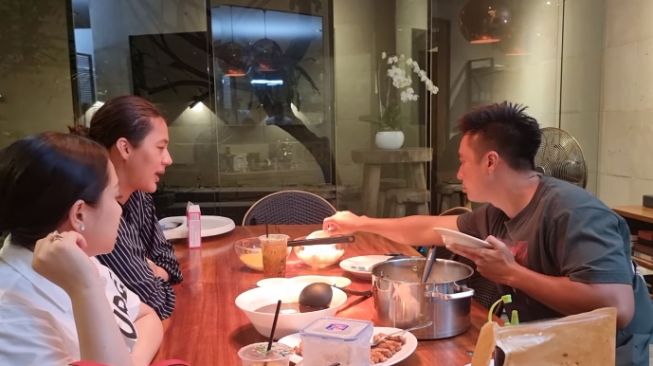 Nagita Slavina saat makan bareng Baim Wong dan Paula Verhoeven (YouTube.com)