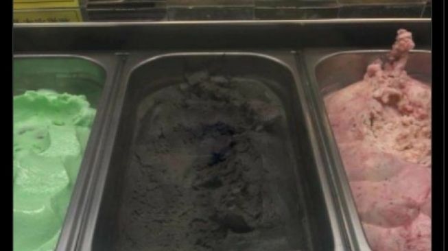 Viral Penampakan Es Krim Berwarna Hitam Bertuliskan Rasa Semen, Netizen: Kuli Sejati