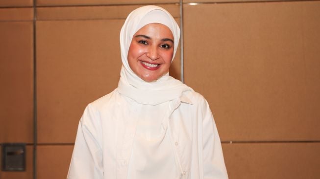 Aktris Shireen Sungkar saat ditemui di Pondok Indah, Jakarta Selatan, Senin (4/10/2021). [Suara.com/Alfian Winanto]