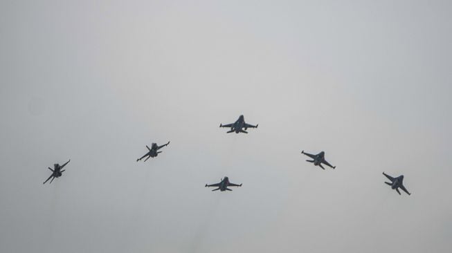 Enam pesawat tempur TNI AU terbang di kawasan Monas, Jakarta, Selasa (5/10/2021). ANTARA FOTO/Aprillio Akbar