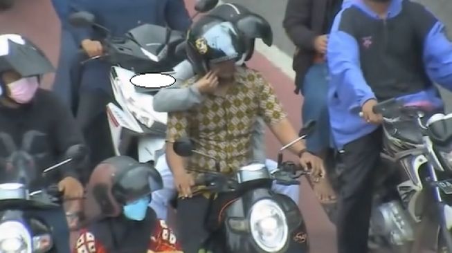 Aksi wanita mencubit-cubit pipi pemotor di jalan karena tak pakai masker (Instagram)