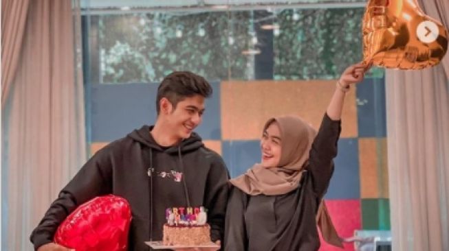 Momen Ria Ricis Kasih Suprise Ultah Ke Teuku Ryan. [Instagram/teukuryantr/riaricis1795]