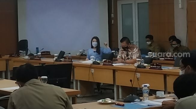 Anggota DPRD Jakarta Viani Limardi kembali menunjukan mukanya di gedung DPRD, Jalan Kebon Sirih, Jakarta Pusat. (Suara.com/Fakhri Fuadi)