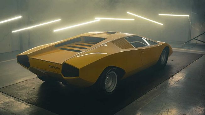 Lamborghini Countach LP500 rekreasi prototipe tampak buritan yang memberikan sentuhan khas [MotorAuthority].