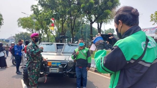 Driver Ojol Matikan Aplikasi Demi Berswafoto di Pameran Alutsista Depan Istana