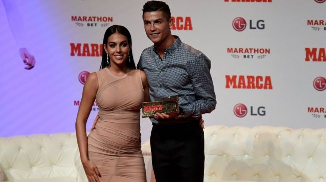 Cristiano Ronaldo (kanan) dan Georgina Rodriguez. [JAVIER SORIANO / AFP]