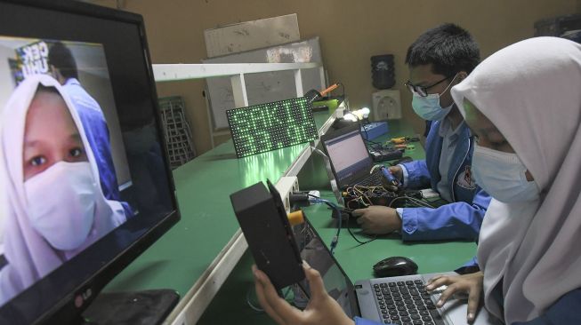 Sejumlah Pelajar SMK Telekomunikasi Telesandi menyelesaikan proses pembuatan alat pengukur suhu tubuh yang diberi nama tels meter, Tambun, Kabupaten Bekasi, Jawa Barat, Selasa (5/10/2021). ANTARA FOTO