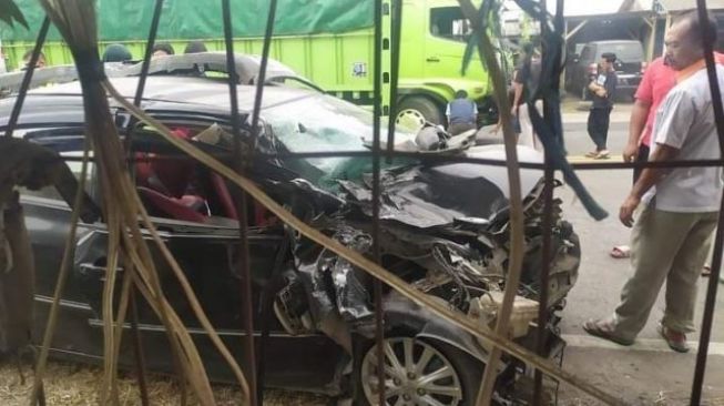 Adu Kebo dengan Truk Tronton di Cikuasa Atas Merak, Toyota Vios Ringsek