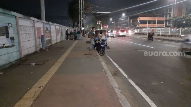 Situasi malam hari di kawasan dekat Stasiun Jatinegara, Jakarta Timur. (Suara.com/Yaumal)