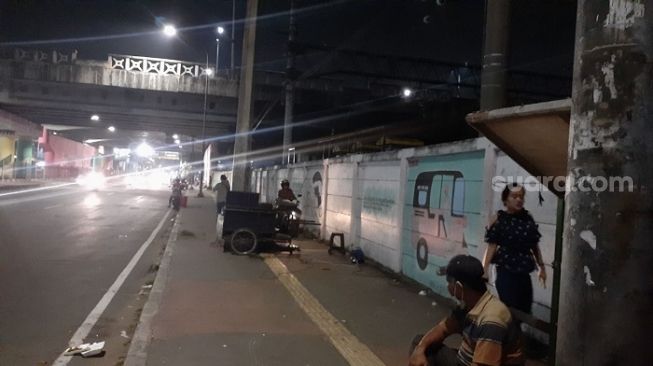 Penampakan dangdut gerobak di dekat Stasiun Jatinegara, Jakarta Timur. (Suara.com/Yaumal)