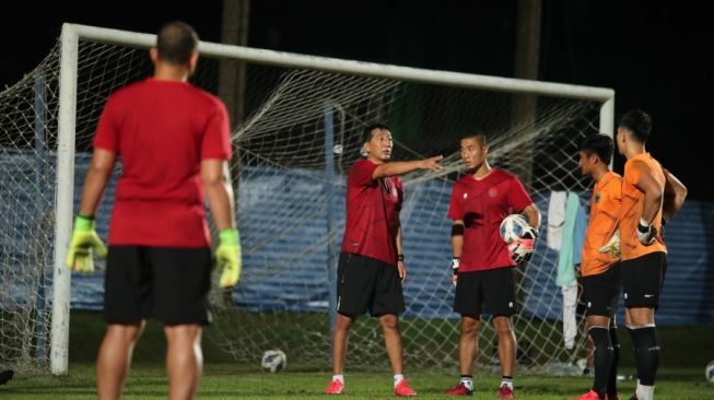 Pelatih Kiper Timnas Indonesia, Kim Bong-soo sedang memberikan arahan kepada para penjaga gawang skuad Garuda (dok. PSSI).