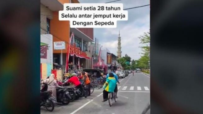 Viral Suami Antar Istri Kerja 28 Tahun Pakai Sepeda, Netizen Baper: Setia Itu Mahal