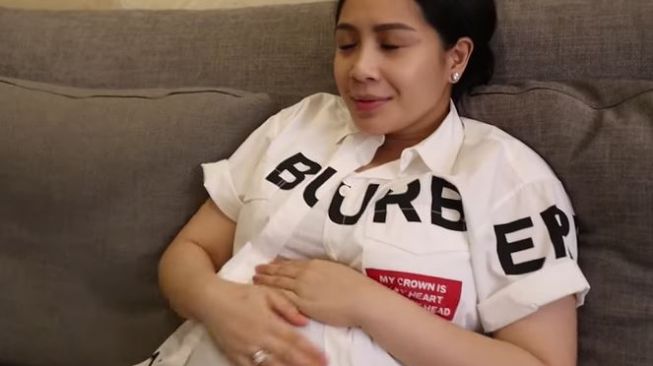 Nagita Slavina elus perut dan istighfar lihat wajah Baim Wong gosong. (Youtube./BaimPaula)