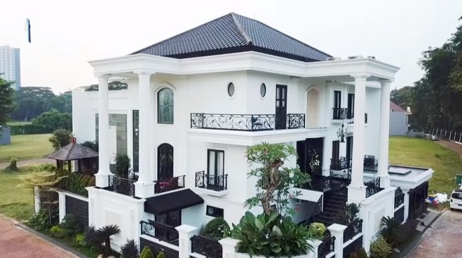 Potret rumah Prilly Latuconsina. (YouTube/Prilly Latuconsina)