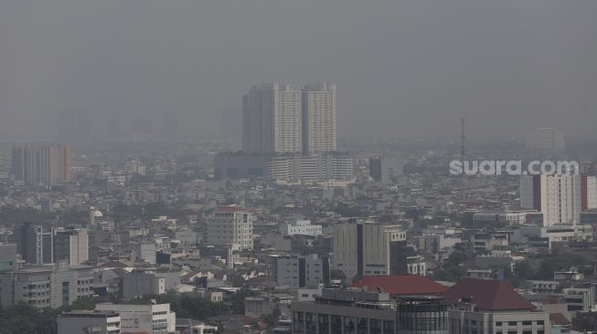 Kabut polusi udara menyelimuti gedung-gedung di Jakarta, Selasa (5/10/2021). [Suara.com/Angga Budhiyanto]