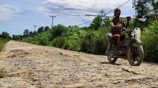 Jalan Teluk Batang - Seponti Rusak, Warga Tepok Jidat