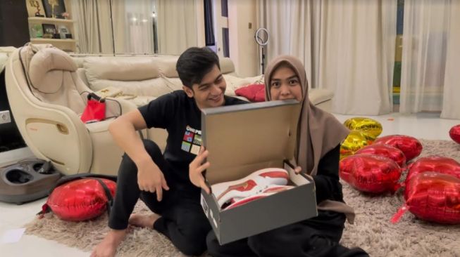 Momen Ria Ricis Kasih Suprise Ultah Ke Teuku Ryan. [Instagram/teukuryantr/riaricis1795]