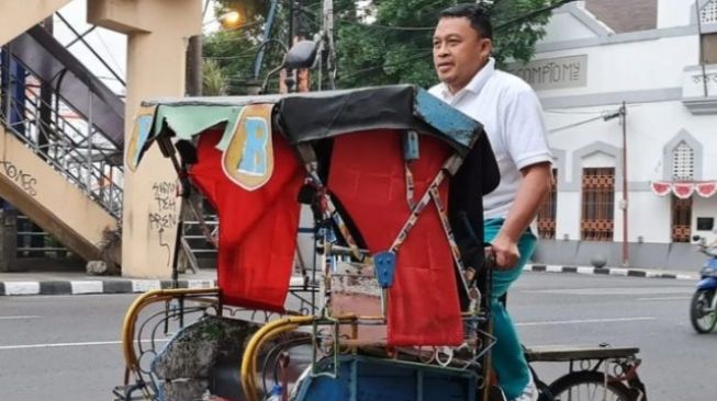 Nyentrik, Wakil Wali Kota Cilegon Sanuji Pentamarta Narik Becak