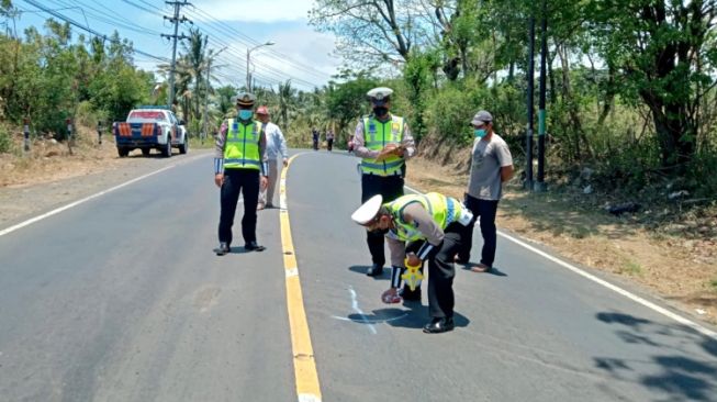 Pemotor Tewas Terlindas Truk di Jalan Desa Bangsring Banyuwangi