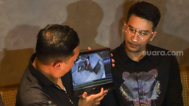 Aktor Jonathan Frizzy menunjukkan bukti berupa potongan video saat menggelar konferensi pers di Cilandak, Jakarta Selatan, Selasa (5/10/2021). [Suara.com/Alfian Winanto]