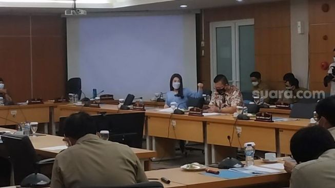 Anggota DPRD DKI Jakarta Viani Limardi (baju biru) saat menghadiri rapat Komisi D DPRD DKI di Kebon Sirih, Jakarta Pusat, Selasa (5/10/2021). [Suara.com/Fakhri Fuadi Muflih]