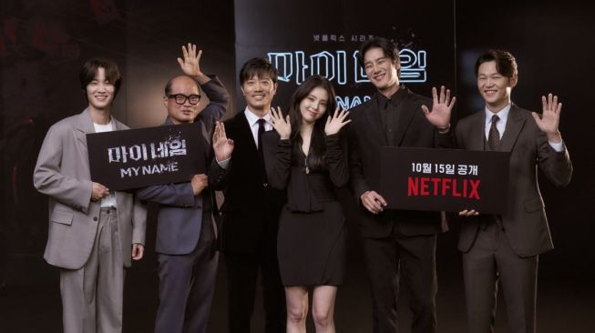 Han So Hee bersama bintang lain yang terlibat di serial My Name saat menggelar konferensi pers virtual, Selasa (5/10/2021) [Netflix]