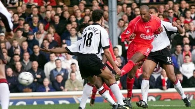 Nicolas Anelka saat memperkuat Liverpool mencetak gol pertama melawan Fulham 02 Maret 2002, selama pertandingan Liga Utama mereka di Craven Cottage. GERRY PENNY / AFP