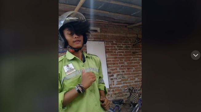 Viral Pria Bagikan Tutorial Pakai Helm Tanpa Merusak Poni Badai (TikTok)