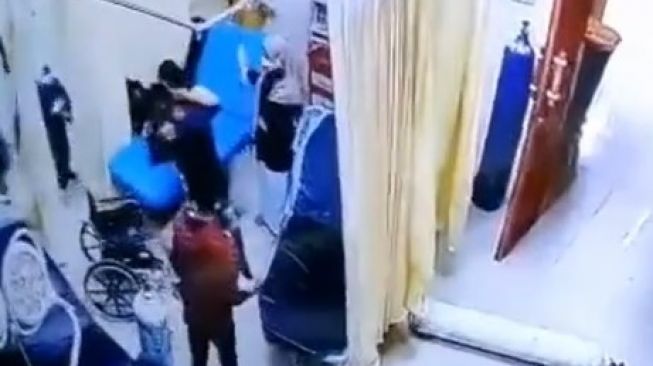 Detik-detik Tabung Oksigen Jatuh di RS, Pasien Panik Lari Kocar-Kacir