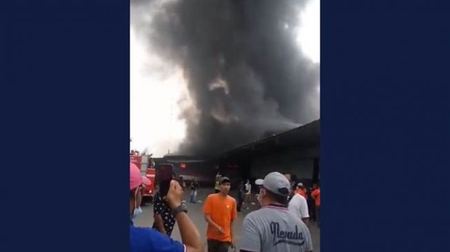 Gudang Ekspedisi Kamal Muara Jakarta Utara Terbakar, Merambat ke Gudang Shopee Express