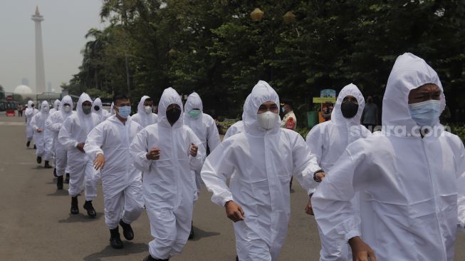 Polisi berhazmat bersiap untuk mengamankan aksi simbolik yang digelar oleh massa Badan Eksekutif Mahasiswa Seluruh Indonesia (BEM SI) di kawasan Patung Kuda Arjuna Wiwaha, Jakarta, Rabu (6/10/2021). [Suara.com/Angga Budhiyanto]