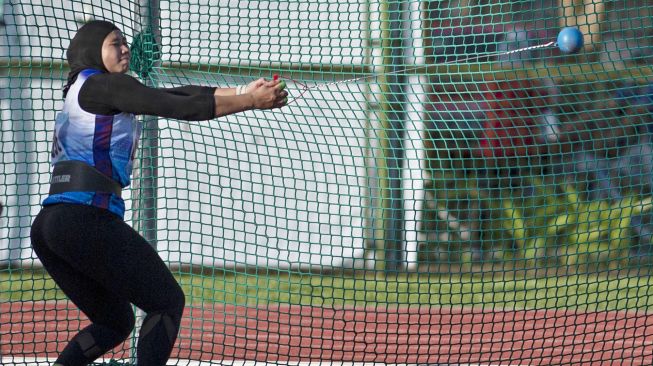 Atlet Jawa Barat Tresna Puspita saat bertanding dalam final nomor lontar martil putri PON Papua di Stadion Atletik Mimika Sport Center, Kabupaten Mimika, Papua, Rabu (6/10/2021). . ANTARA FOTO/Aditya Pradana Putra
