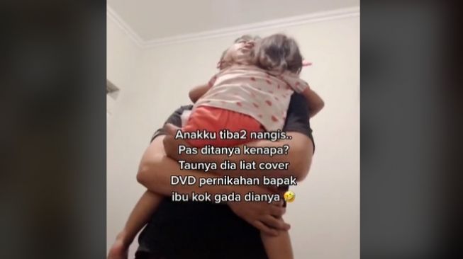 Aksi bocah nangis karena lihat foto orang tua (tiktok)