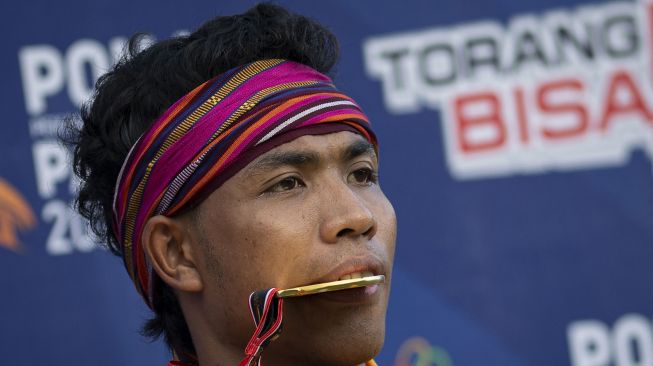 Pelari Nusa Tenggara Barat Lalu Mohammad Zohri menggigit medali usai menjuarai nomor lari 100 meter putra PON Papua di Stadion Atletik Mimika Sport Center, Kabupaten Mimika, Papua, Rabu (6/10/2021). ANTARA FOTO/Aditya Pradana Putra