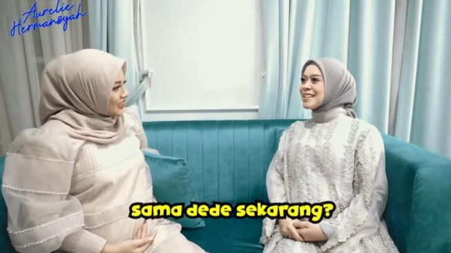 Kedekatan Lesti Kejora dan Aurel Hermansyah. [YouTube/Aurelie Hermansyah/AH ]